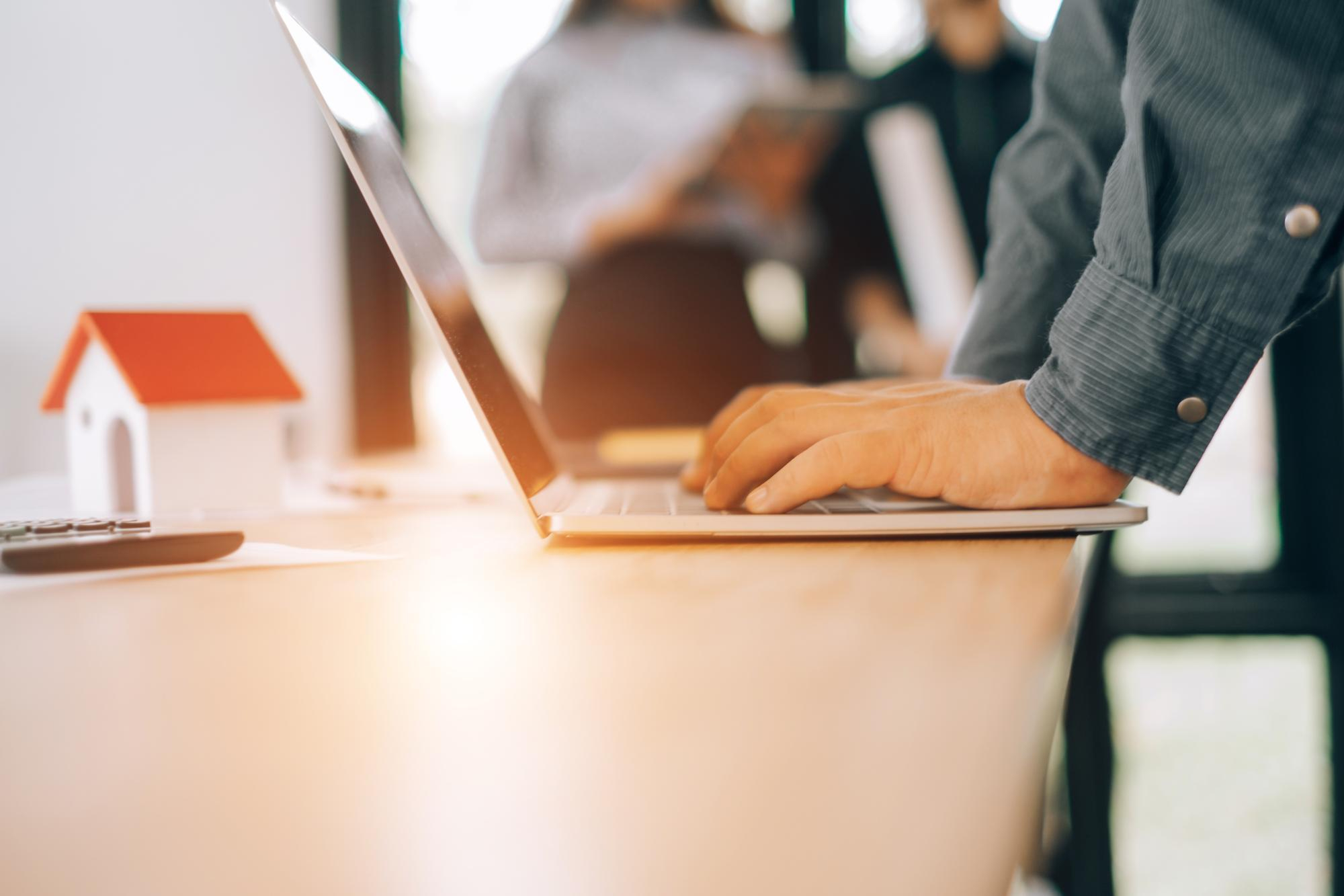 Agente immobiliare al lavoro su laptop